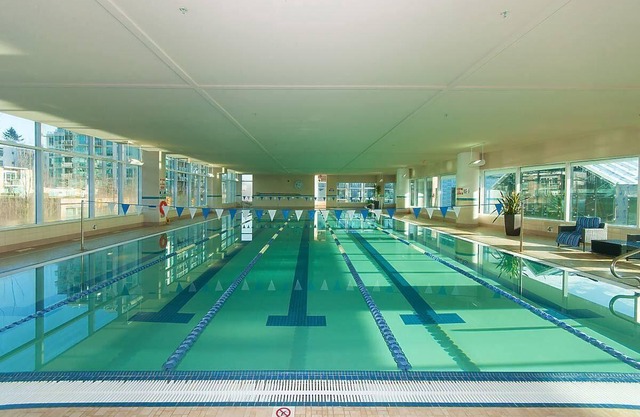 Stunning waterfront luxury condo, great location - 90 days minimum