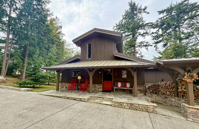 Stunning Waterfront Home, w/Private Hot Tub, Fire Pit & Breath taking Views!