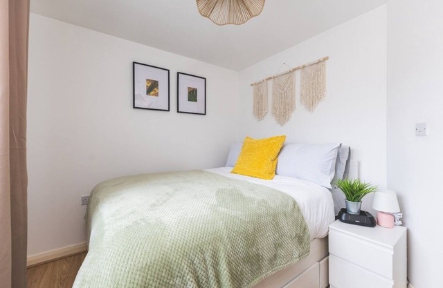 Stunning Wembley Flat | 2 Parking + 2 Baths