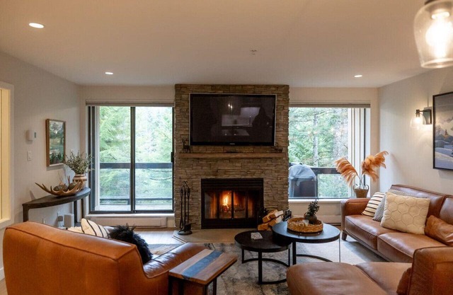 Stunning Whistler Upper Village 3BR: Sleeps 5, Patio+ BBQ,Free Parking & Near Lakes!