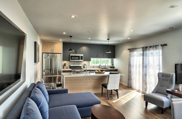 Stylish 1-Bedroom Townhouse Retreat in East Hollywood