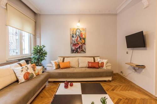 Stylish 1BR with Prime Location and Bold Design