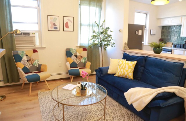 Stylish 2 BD Apt-18 mins from NYC-Steps away Bus stop, Restaurants, Groceries