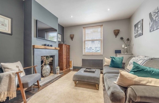 Stylish 2-Bed House With Office And Private Garden