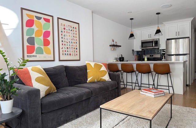 Stylish 2-bedroom apartment in great location with AC, WiFi