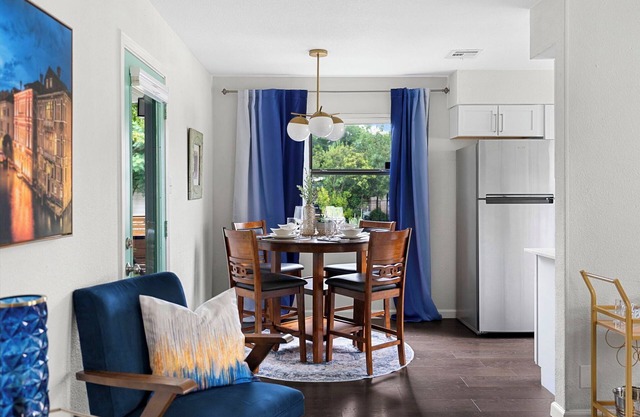 Stylish 2-bedroom + office house with WiFi and AC in amazing Northeast Austin