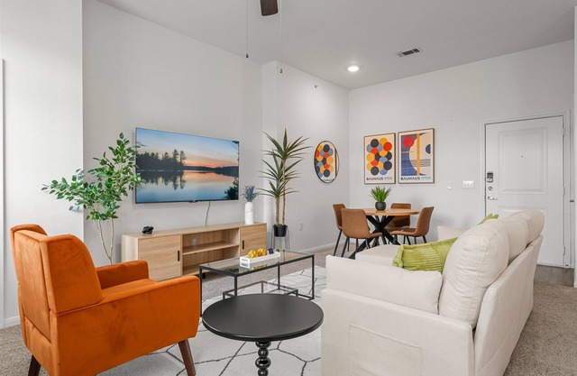 Stylish 2-bedroom with Balcony, Gym & Pool - Near Downtown & Airport