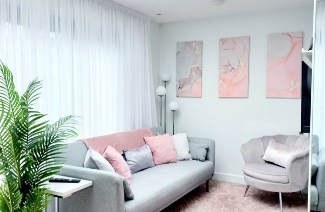 Stylish 2 Double Bed Holiday House With Garden