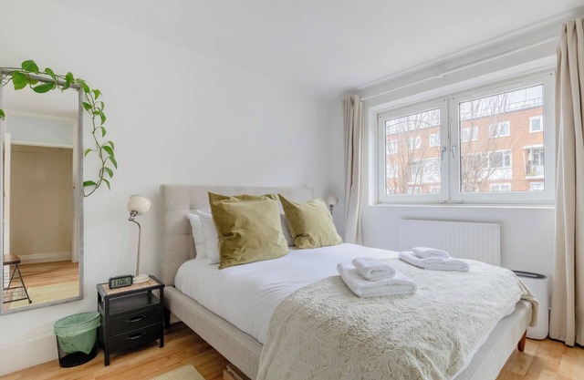 Stylish 2BD Home with Private Garden, Nine Elms