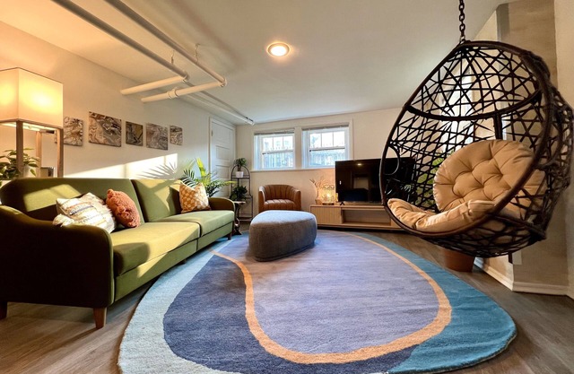 Stylish 2BR Apt in Irving Park