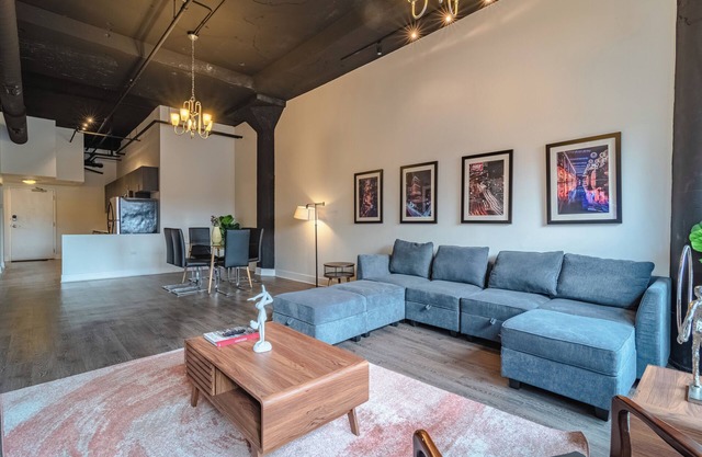 Stylish 2BR Cozy South Loop Suite Near McCormick