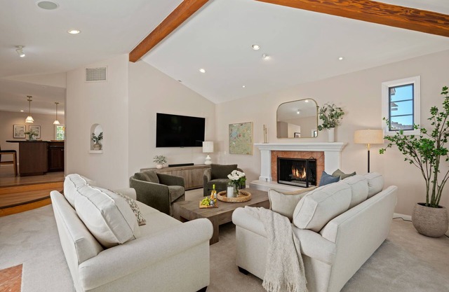 Stylish 3 bedroom Mesa Retreat with Warm Interior Design & Spacious Patio
