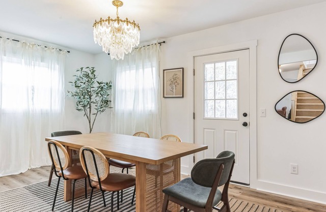 Stylish 3 BR House: 1 King Bed. Centrally Located!