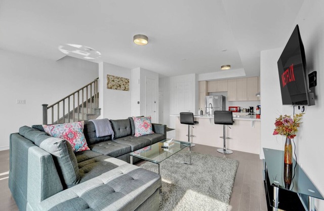 Stylish 3BR 2.5 Bath Townhouse w/Patio & parking