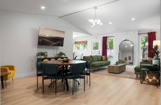 Stylish 3BR/2BA WFH Ready, Fast Wi-Fi, Peaceful Yard—Perfect for 30+ Nights