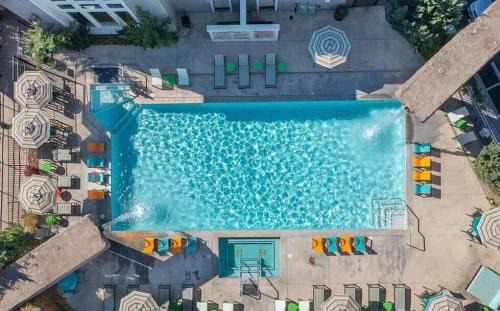 Stylish 3BR Apt with Pool Gym & Basketball Court