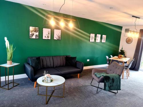 Stylish 3BR Home, Sleeps 5, Contractor Deal-Friendly, Near M25, Free Parking