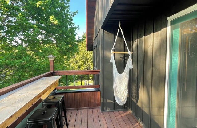 Stylish 3BR | Hot Tub Firepit Cozy Fall & Early Winter Escape