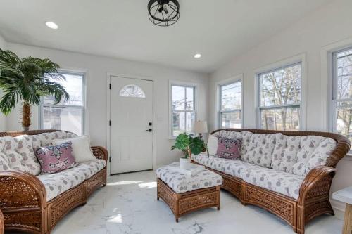 Stylish 3BR w Sunroom & Deck