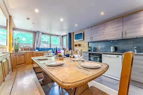 Stylish 3BR with 2BA in the Heart of Val Thorens in which Sleeps 8 A5 Serac