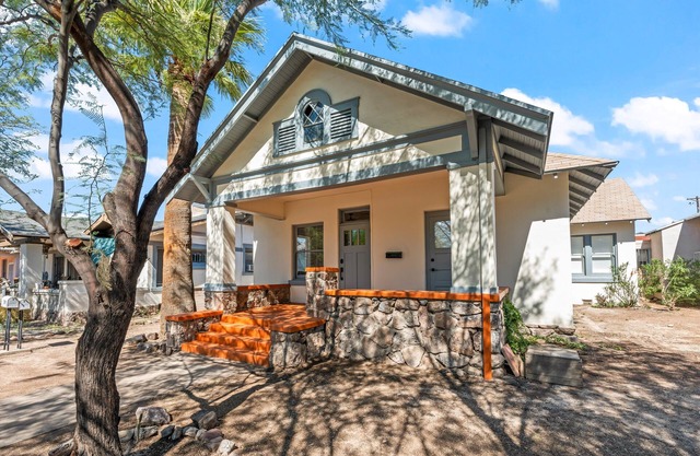 Stylish 4BR, 2.5BA Fully Renovated- Walk to UofA & 4thAve- Sleeps 8-Pet Friendly