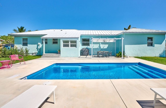 Stylish 4BR Retreat w/Heated Pool & Lush Yard Close to Downtown Delray Beach