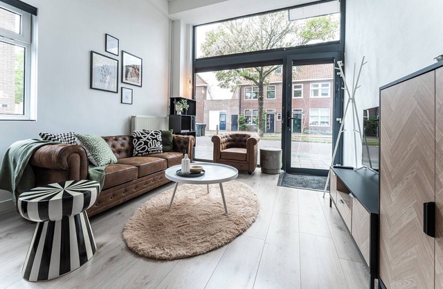 Stylish and spacious open loft with double sleeping areas in the heart of Tilburg. Modern, bright, and fully equipped with kitchen, fast WiFi, smart TV, and workspace — perfect for a city getaway or comfortable workation.