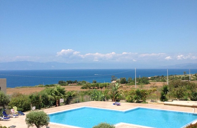 Stylish apartment, panoramic sea views, swimming pool, beautiful beaches nea