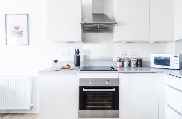 Stylish apt w/ 2 bathrooms & free private parking