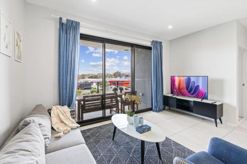 Stylish Apt with Balcony Easy Access to Everywhere