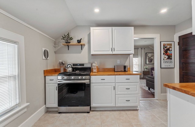 Stylish Carriage house near DOWNTOWN, SPAC, SKIDMORE and RACE TRACK