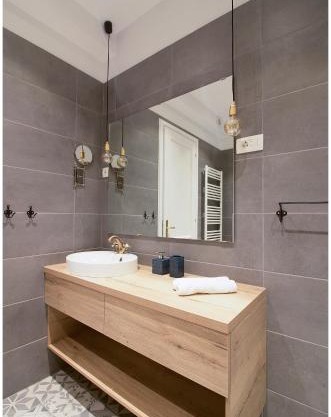 Stylish - Centre Apartment Theatre View