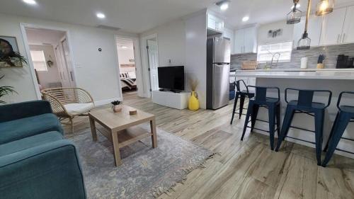 Stylish Chic King Bed Ybor Dt