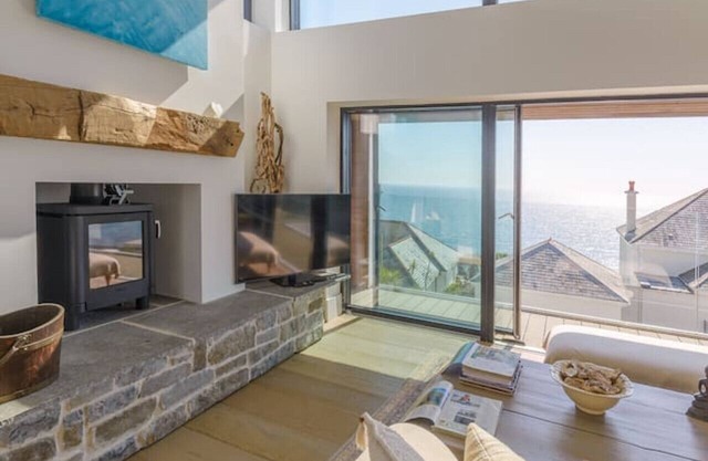 Stylish coastal retreat with panoramic views & walkable to harbour