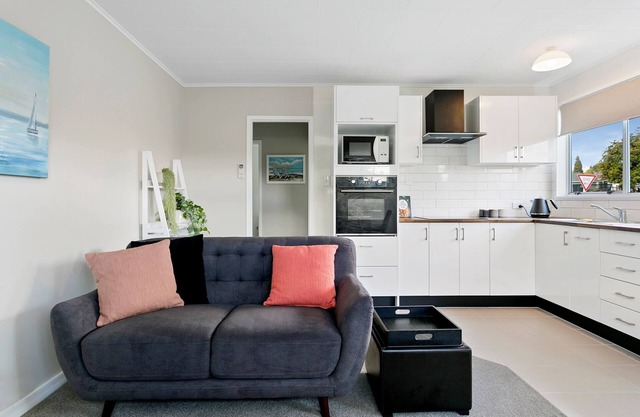 Stylish Cottage - Walking Distance to the Lake *No Service Fee*