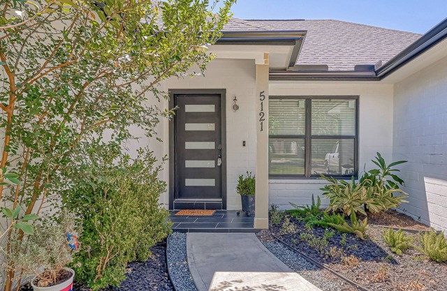 Stylish-Cozy 2-br in Bellaire relaxing home for the family and pet-friendlynn