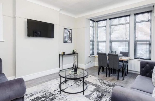 Stylish & Cozy 2BR City Centre Near High St by Luxiety Stays