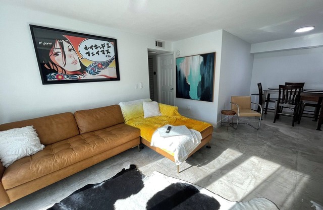 Stylish Downtown Escape 2BR with King Suite Patio Walkable Fast Wi-Fi
