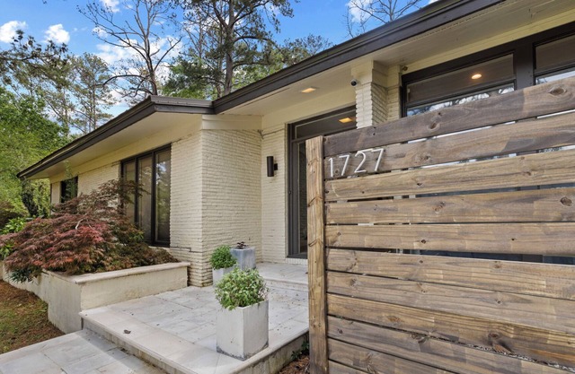 Stylish Eastover Stay - Sleeps 10 + Pet Friendly