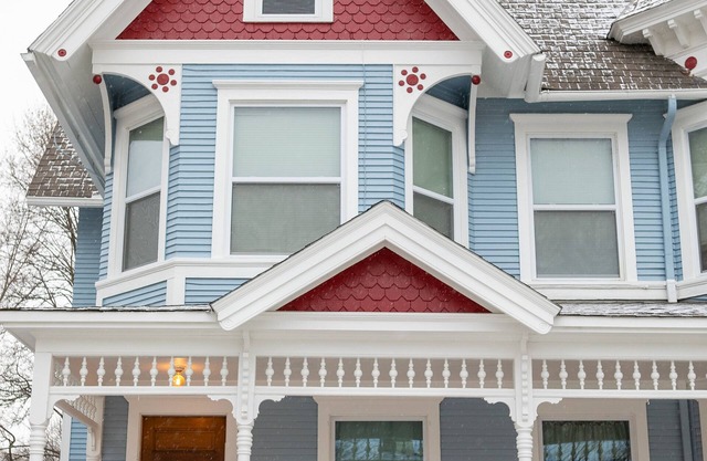 Stylish Historic Upper Steps from Downtown, Shops + Holiday Festivities
