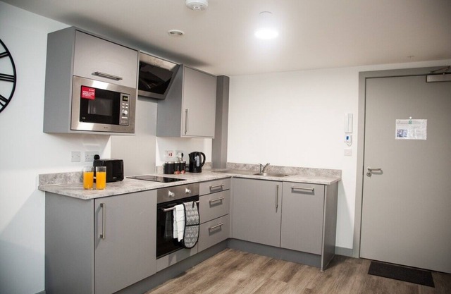 Stylish Living: Liverpool 1 BR Apartment, Book Now