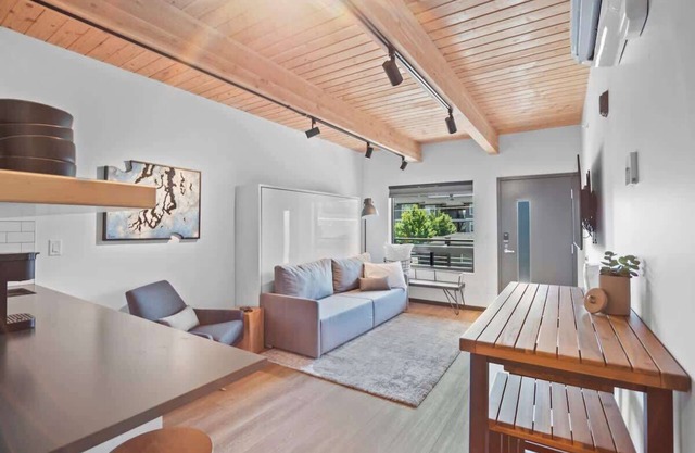 Stylish loft with city view at Kendall Yards Suite