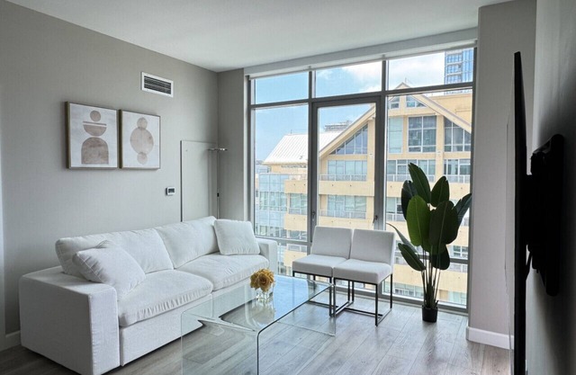 Stylish Lux Condo - Valet Parking, King Bed, Pool