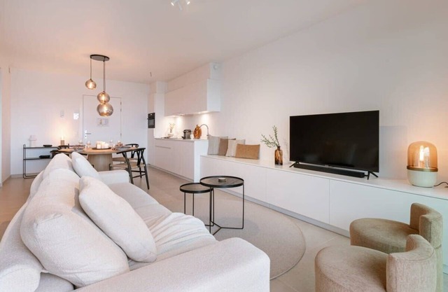 Stylish New Apartment with Harbor View