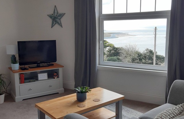 Stylish one bed apartment, 200 steps to the nearest beach.