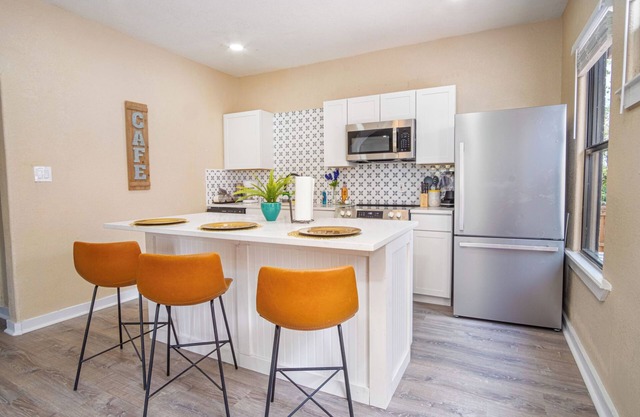 Stylish Relaxing 3BR/2BA Near Cool Downtown Hype