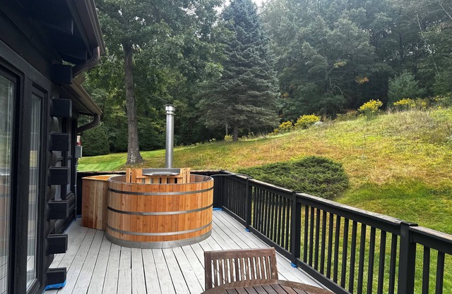 Stylish & Scenic Escape: Chef's Kitchen ~ Hot Tubn