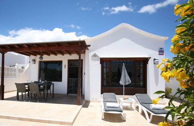 Stylish & spacious villa with terrace & garden