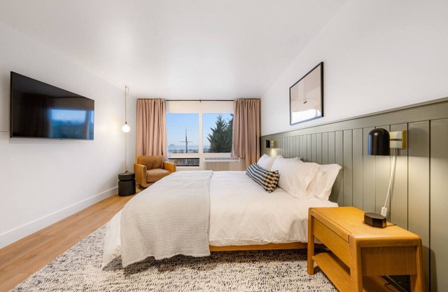 Stylish Stay by Harbor | Walkable Hotspot