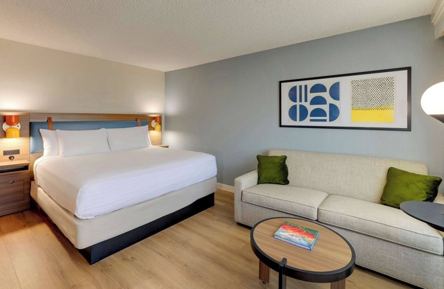 Stylish Stay in Scottsdale w/Pool, Gym & Near Mayo Clinic Campus Scottsdale!